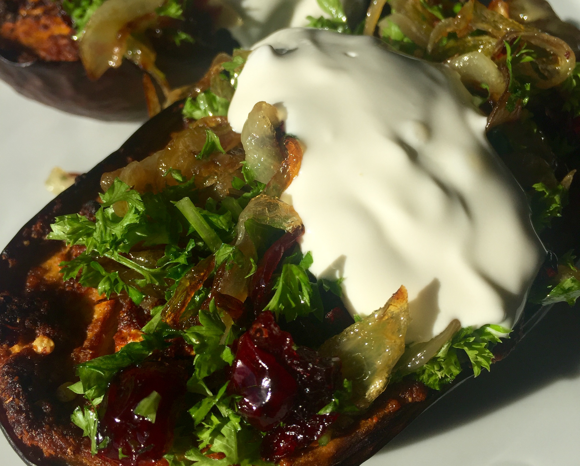 Bagte auberginer med tranebær og bløde løg